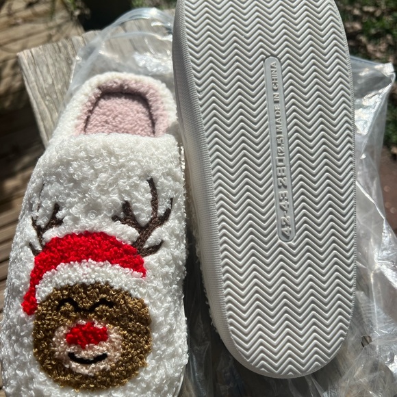Rudolph /Christmas cream color bedroom slippers - Picture 8 of 9